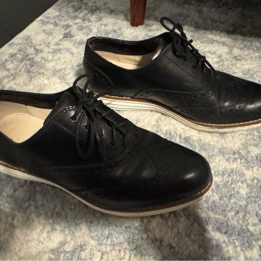 Cole Haan Black Oxford Shoes with Leather Material and Lace-Up Design
